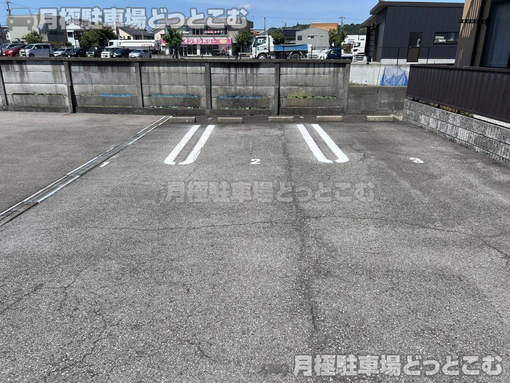 富山市石坂2087-3の月極駐車場2
