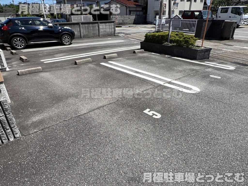 富山市石坂2087-3の月極駐車場3