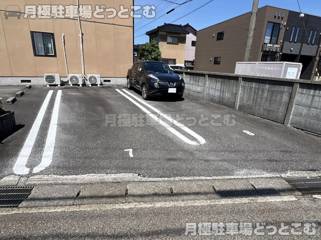 富山市石坂2087-3の月極駐車場4