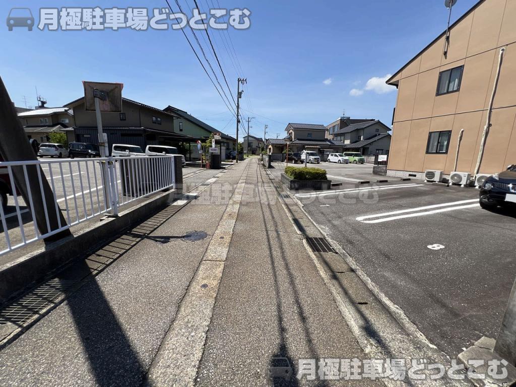 富山市石坂2087-3の月極駐車場7