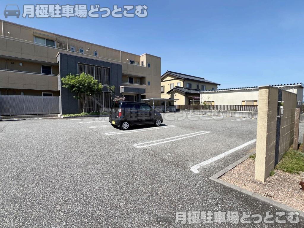 富山市秋吉120-4の月極駐車場2