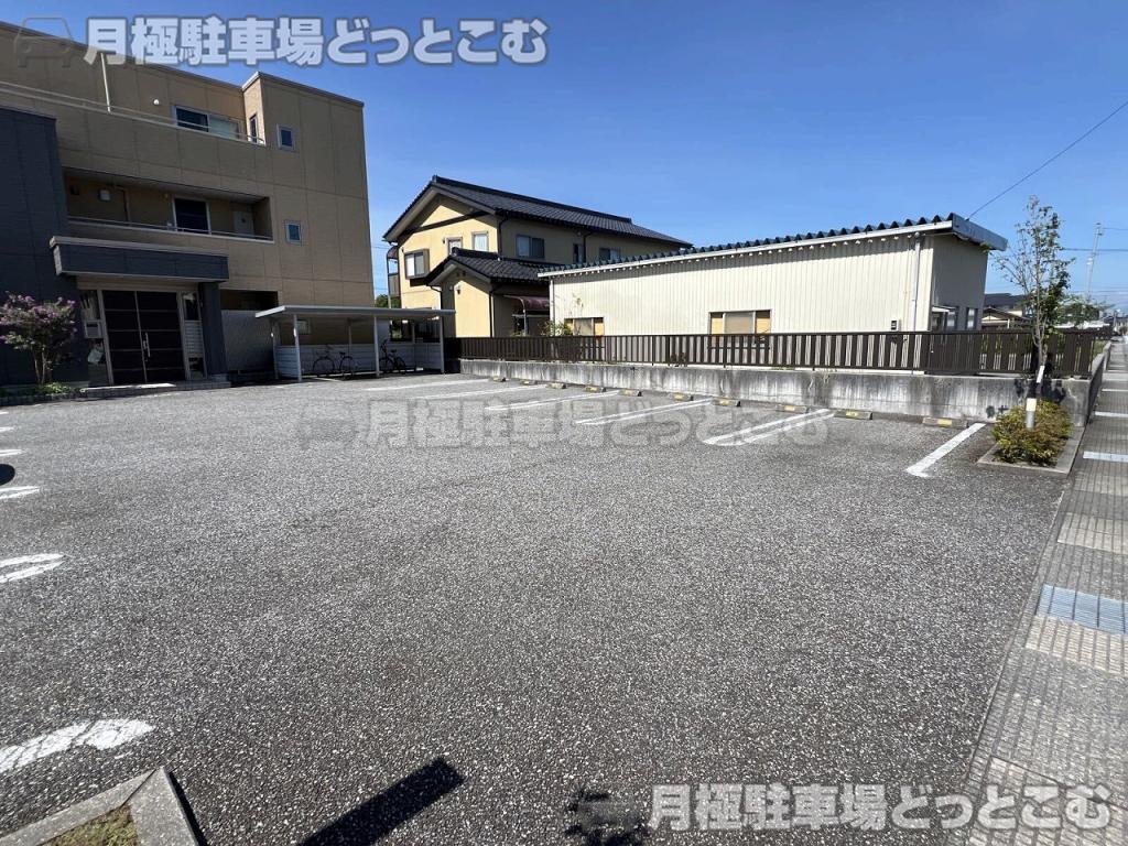 富山市秋吉120-4の月極駐車場3