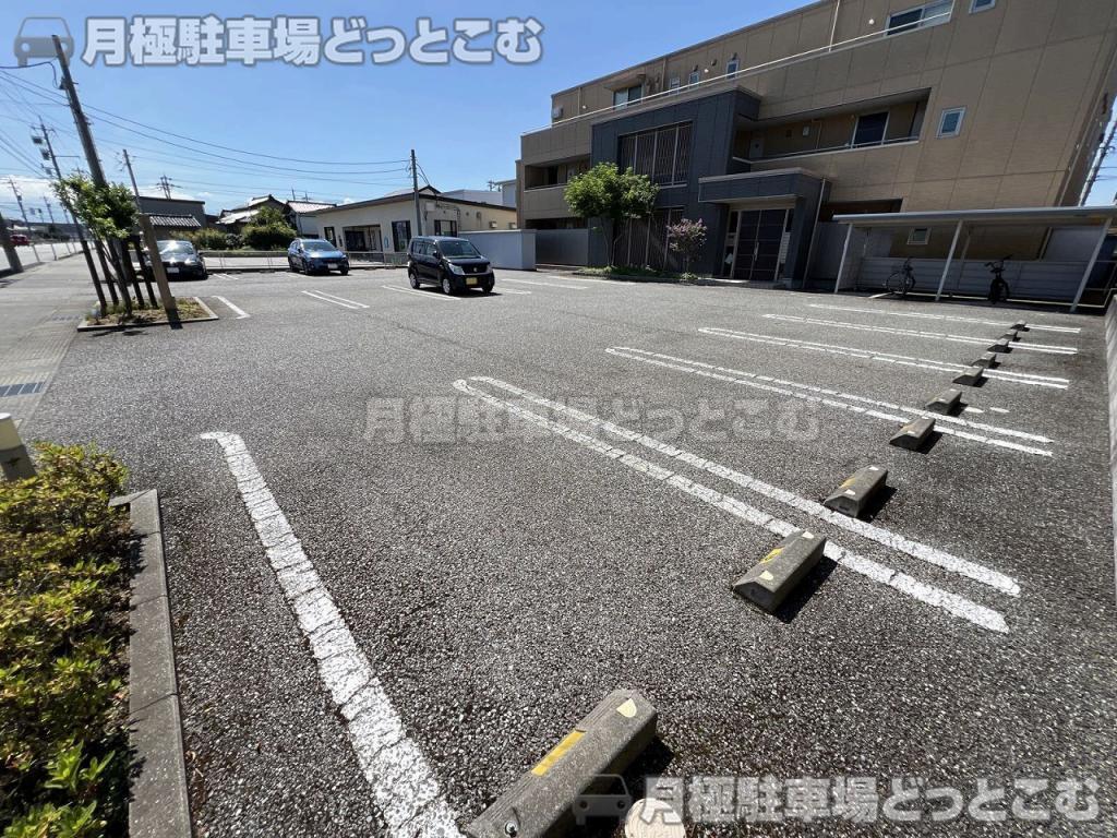 富山市秋吉120-4の月極駐車場4