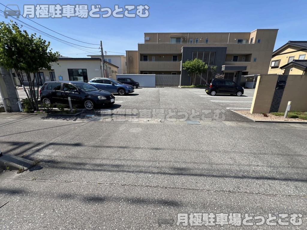 富山市秋吉120-4の月極駐車場5