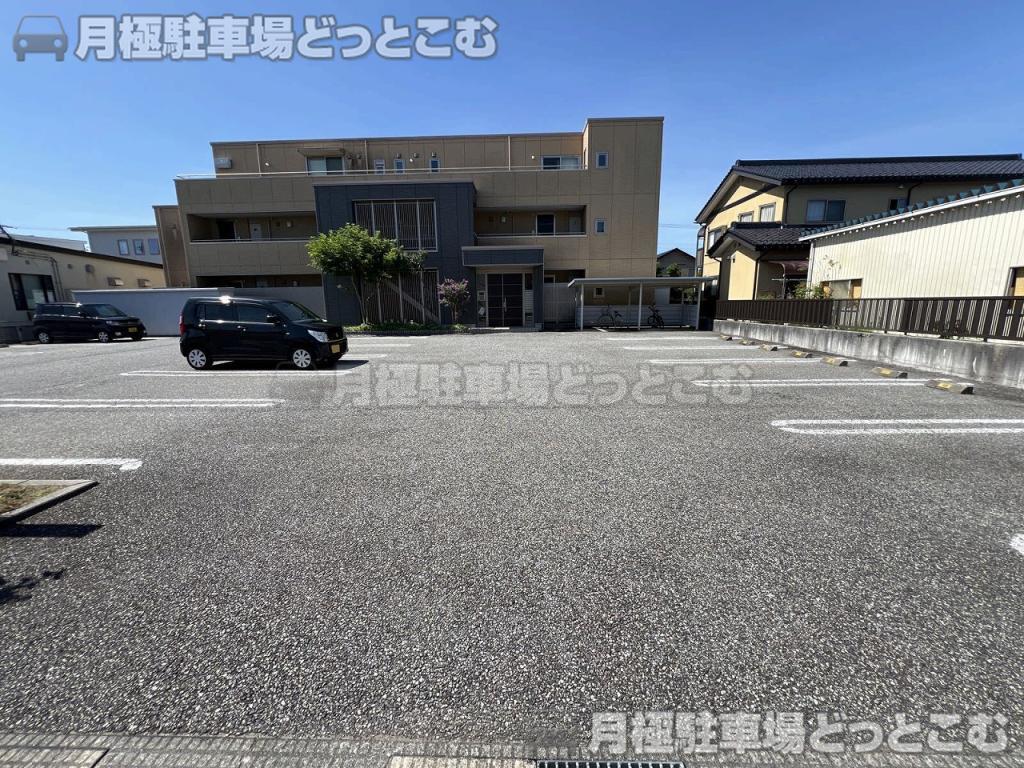 富山市秋吉120-4の月極駐車場6