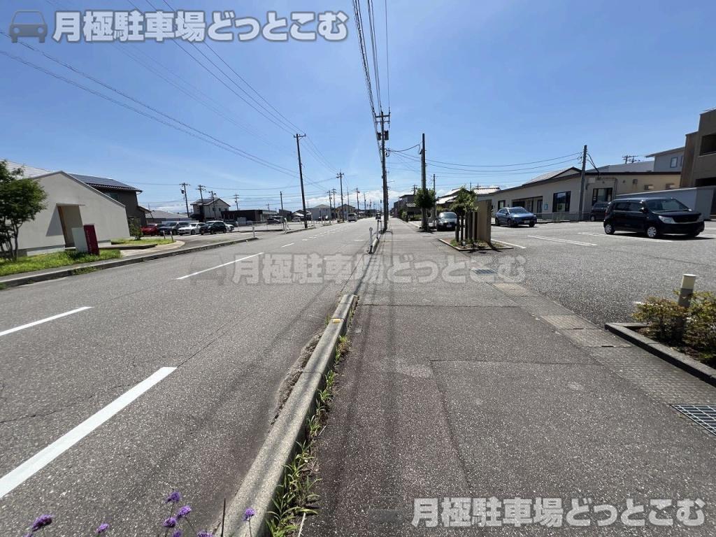 富山市秋吉120-4の月極駐車場7