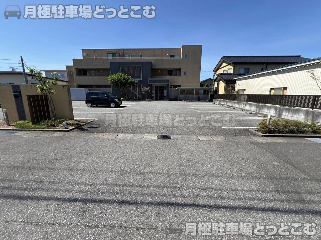 富山市秋吉120-4の月極駐車場8