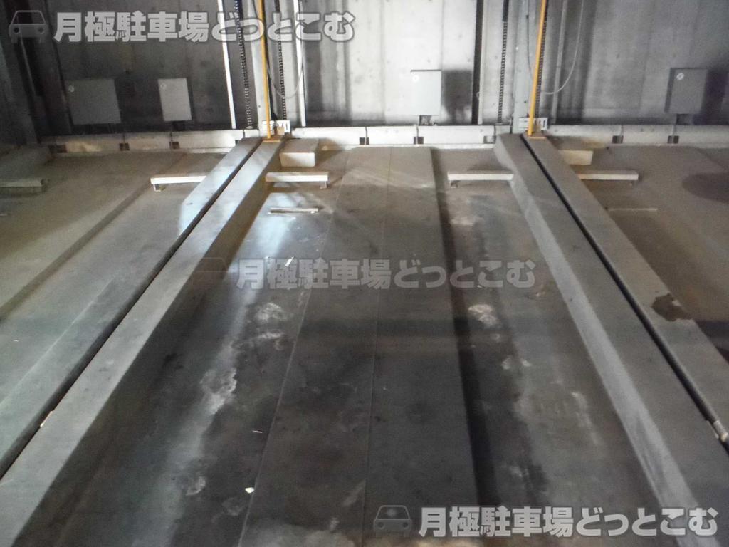 大阪市中央区瓦屋町3-10-1の月極駐車場2