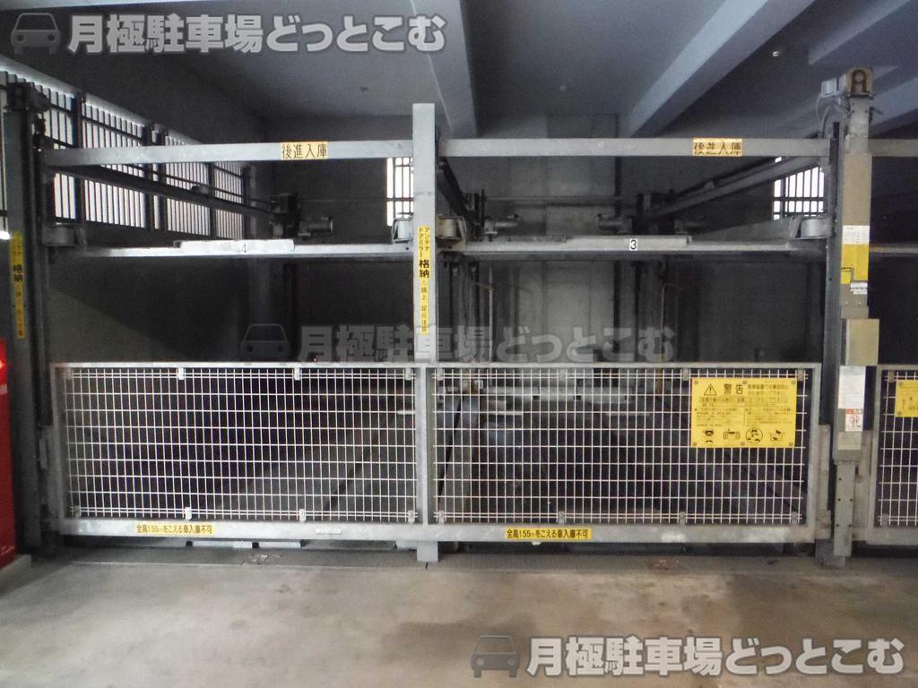 大阪市中央区瓦屋町3-10-1の月極駐車場3