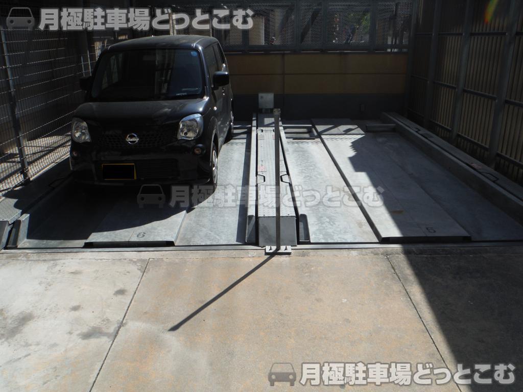大阪市中央区瓦屋町3-10-6の月極駐車場2