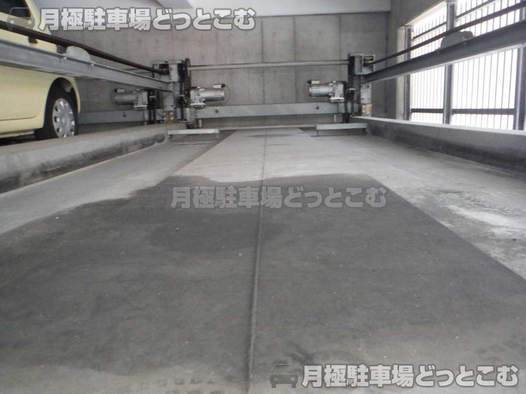 大阪市中央区瓦屋町3-10-6の月極駐車場3