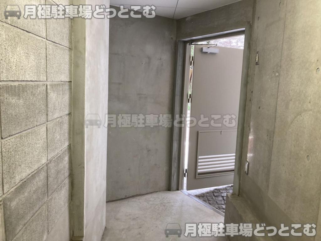 目黒区三田2丁目11-11の月極駐車場3