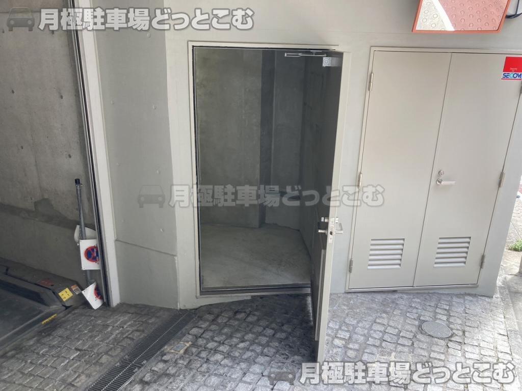目黒区三田2丁目11-11の月極駐車場4