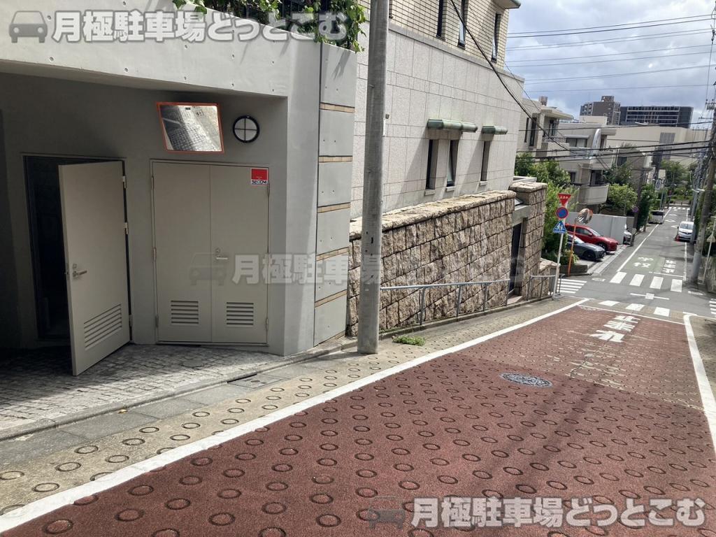 目黒区三田2丁目11-11の月極駐車場6