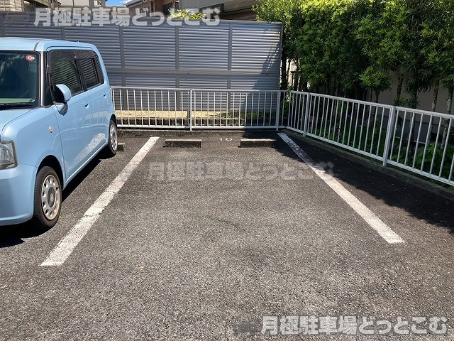 岡崎市上地3丁目7-4の月極駐車場3