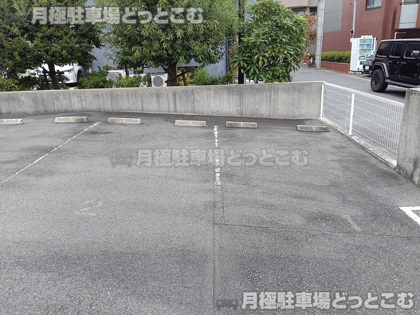 川崎市高津区北見方2丁目17-15の月極駐車場3