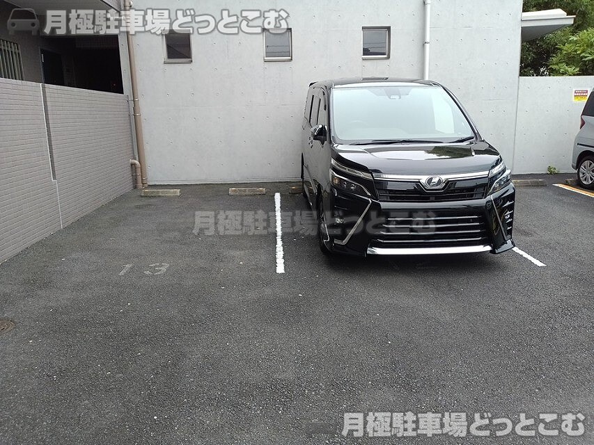 川崎市高津区北見方2丁目17-15の月極駐車場5