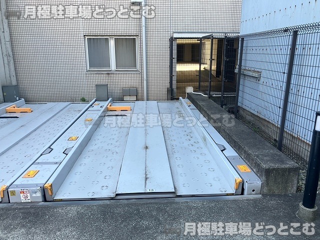 大阪市北区豊崎4丁目10-11の月極駐車場4