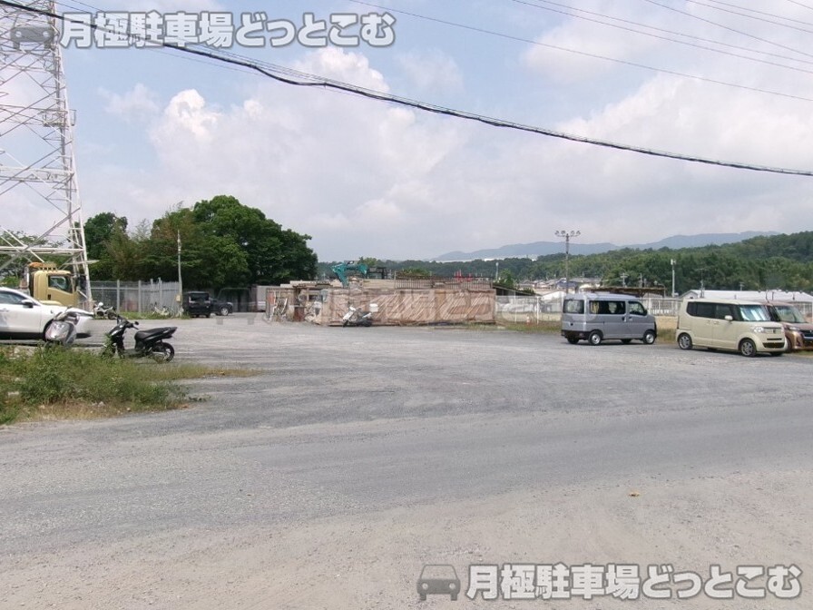 茨木市東安威2丁目5番22号の南の月極駐車場1