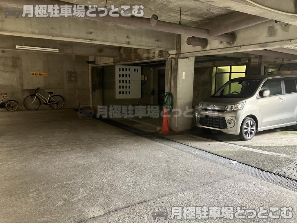 名古屋市千種区高見1丁目1402の月極駐車場3