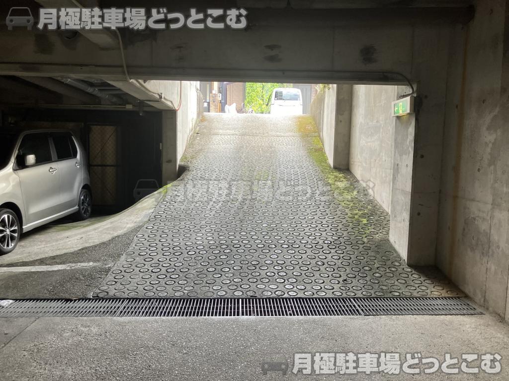 名古屋市千種区高見1丁目1402の月極駐車場5
