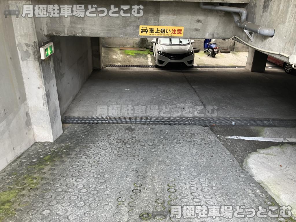 名古屋市千種区高見1丁目1402の月極駐車場6
