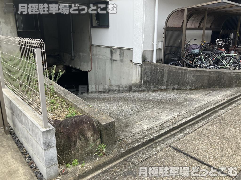 名古屋市千種区高見1丁目1402の月極駐車場8