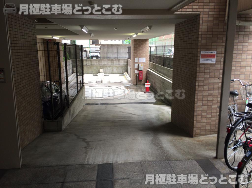 大阪市中央区島之内1丁目14-20の月極駐車場1