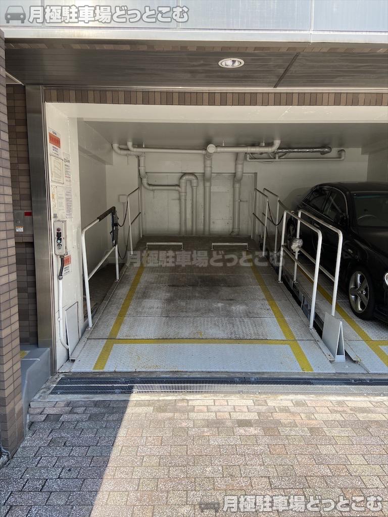 大阪市浪速区桜川2丁目3-13の月極駐車場2