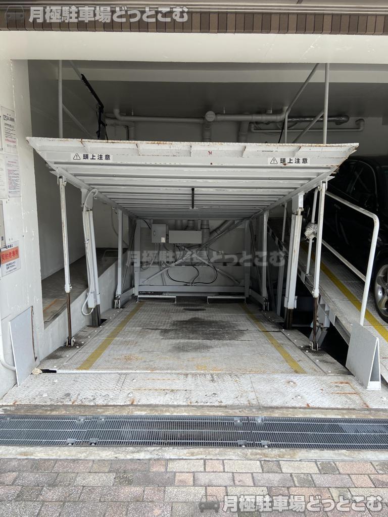 大阪市浪速区桜川2丁目3-13の月極駐車場3