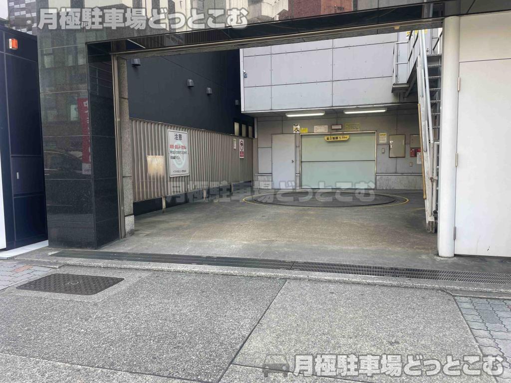 名古屋市中村区椿町16-16の月極駐車場1