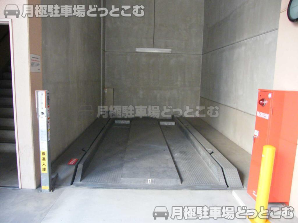 大阪市中央区松屋町住吉3-4の月極駐車場3