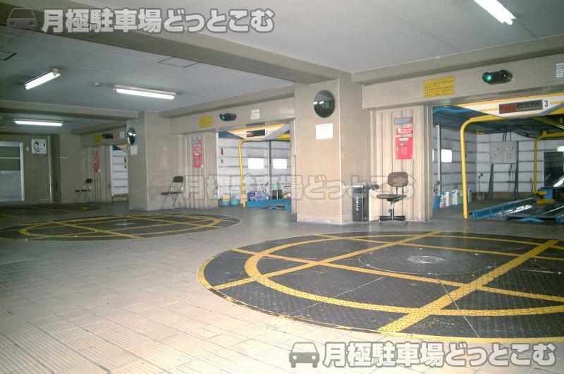 大阪市中央区本町橋2-23の月極駐車場1