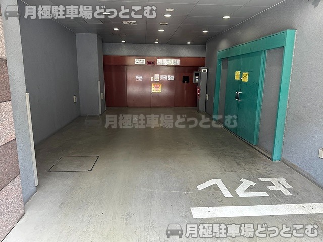 吹田市江坂町1丁目13-44の月極駐車場2