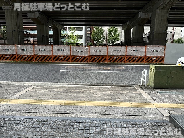 吹田市江坂町1丁目13-44の月極駐車場5