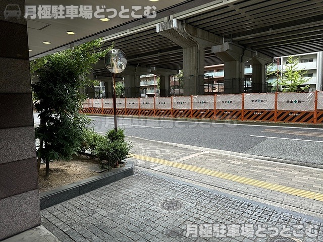 吹田市江坂町1丁目13-44の月極駐車場6