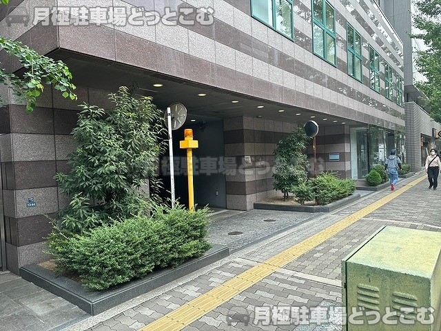 吹田市江坂町1丁目13-44の月極駐車場7