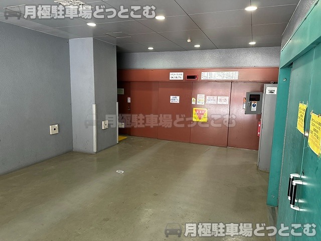 吹田市江坂町1丁目13-44の月極駐車場9