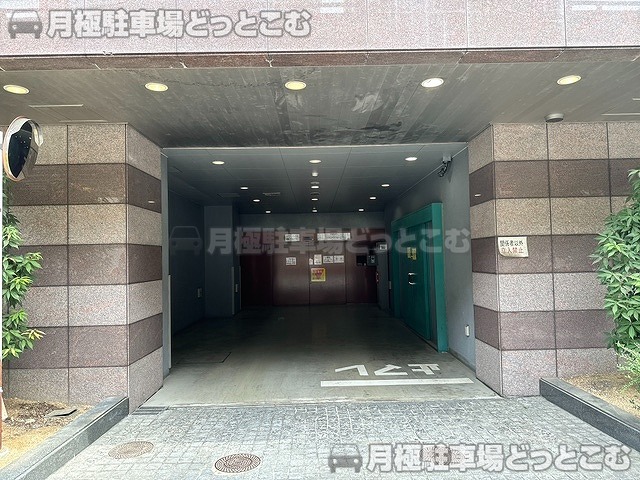 吹田市江坂町1丁目13-44の月極駐車場1