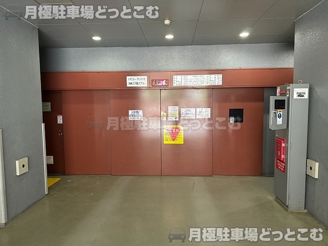 吹田市江坂町1丁目13-44の月極駐車場2