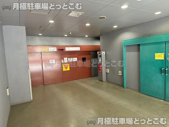 吹田市江坂町1丁目13-44の月極駐車場3