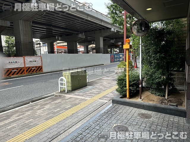 吹田市江坂町1丁目13-44の月極駐車場6