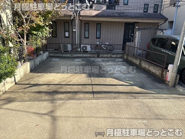 新宿区中里町15番1の月極駐車場1
