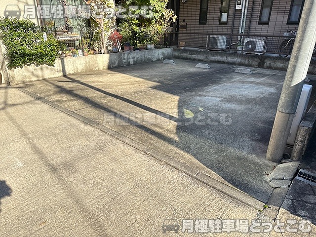 新宿区中里町15番1の月極駐車場2