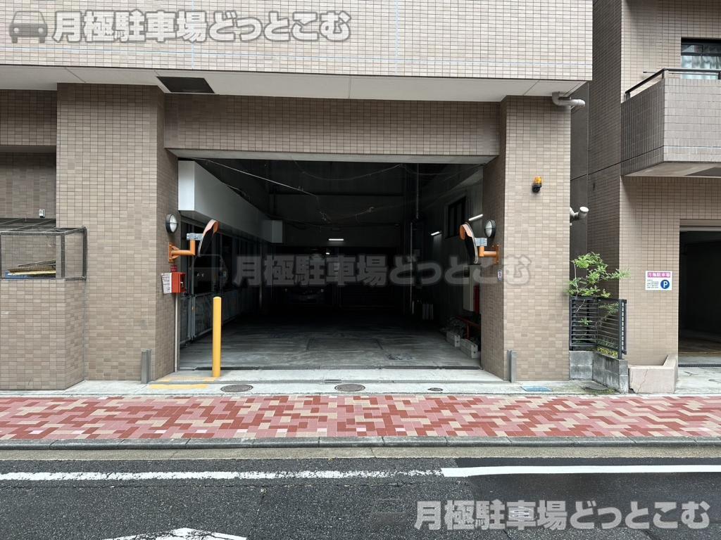 川崎市川崎区小川町8番地16の月極駐車場1