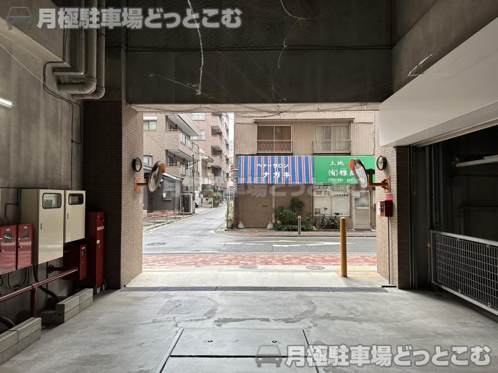 川崎市川崎区小川町8番地16の月極駐車場4