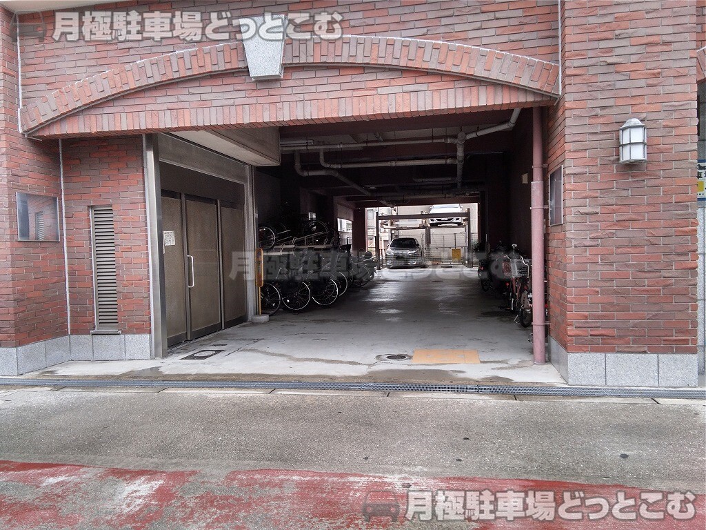 大阪市阿倍野区西田辺2丁目8-4の月極駐車場4