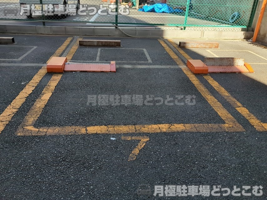 大阪市浪速区難波中1丁目10-13の月極駐車場3