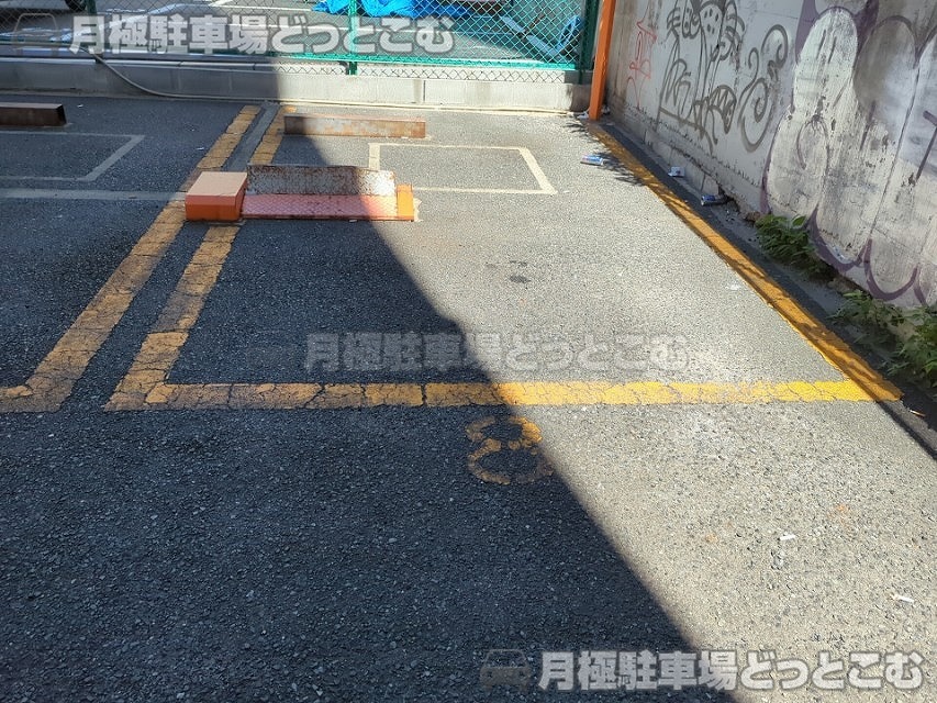 大阪市浪速区難波中1丁目10-13の月極駐車場4