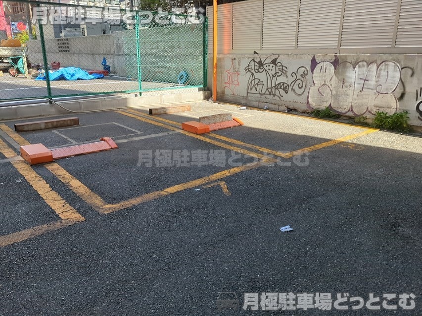 大阪市浪速区難波中1丁目10-13の月極駐車場5